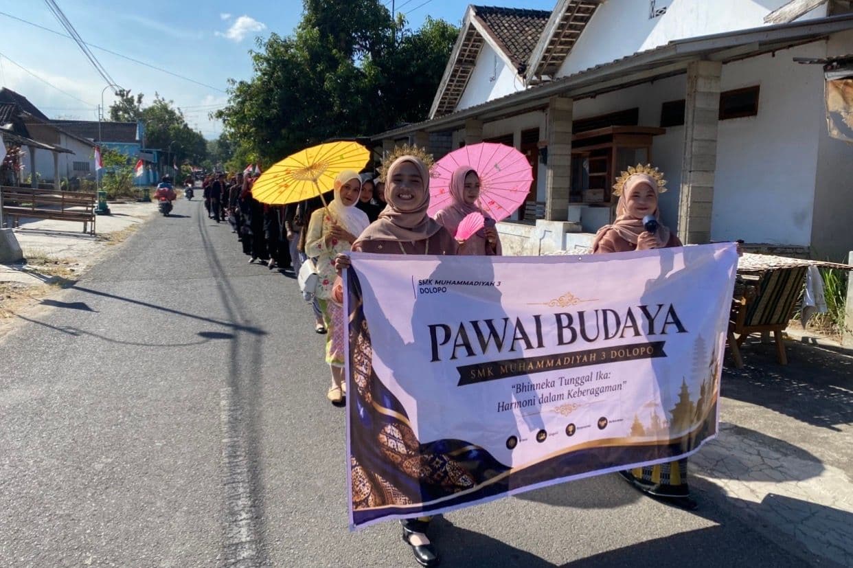 Pawai Budaya SMK Muhammadiyah 3 Dolopo: Merawat Tradisi, Menyalakan Kreativitas