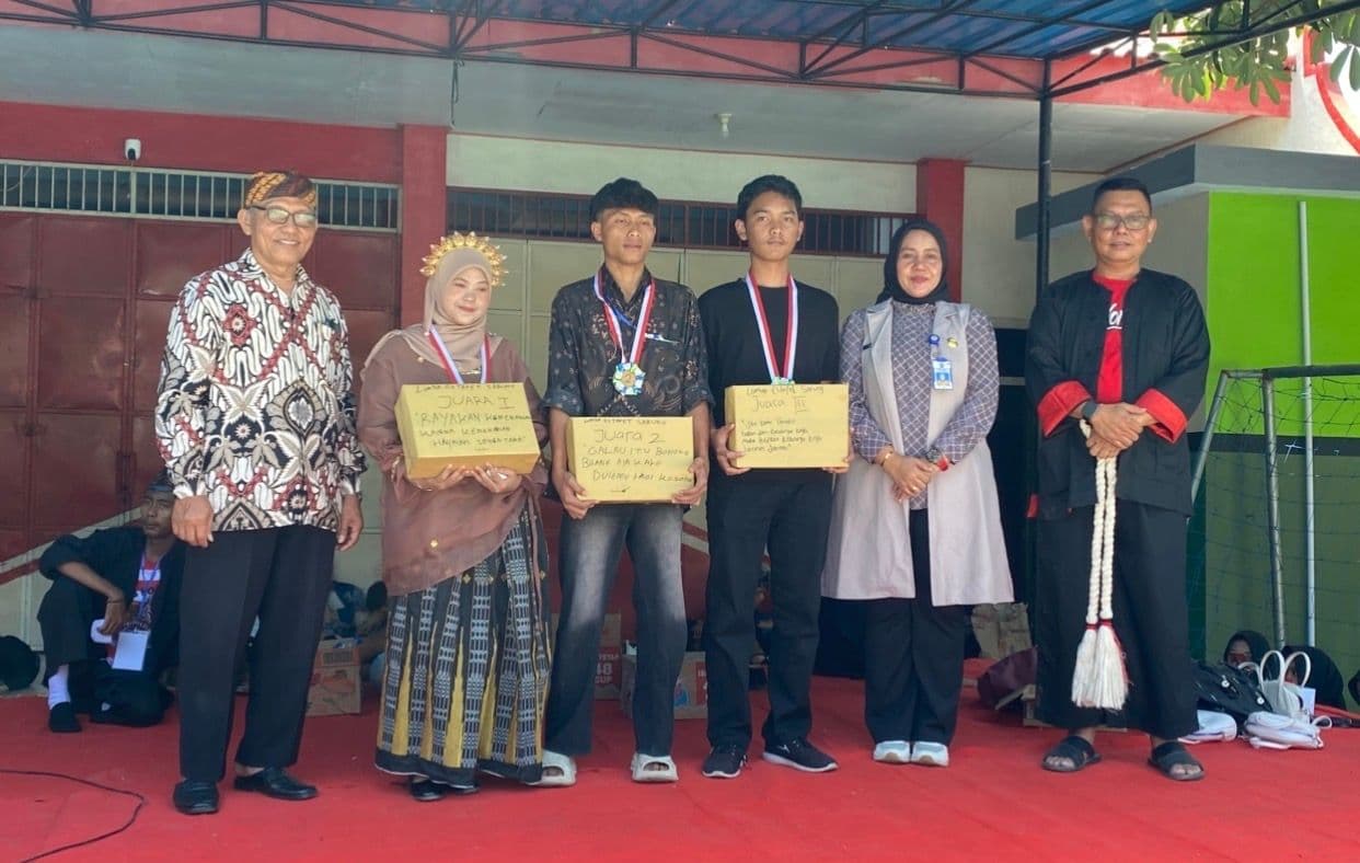 Semarak Pawai SMK Muhammadiyah 3 Dolopo, Kacabdin Madiun Beri Motivasi dan Serahkan Hadiah Lomba